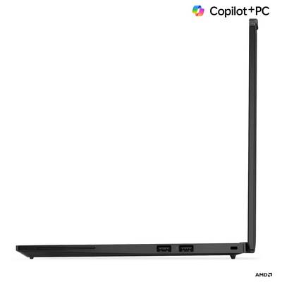 Ein schlankes Laptop, Seitenansicht, teilweise geöffnet, mit sichtbaren Anschlüssen. Logos in den Ecken: 'Copilot+PC' oben rechts, 'AMD' unten rechts, vor weißem Hintergrund.