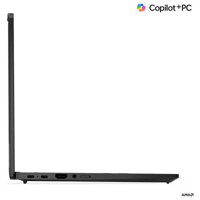 Ein schlanker schwarzer Laptop, der Seitenports wie USB und HDMI zeigt, vor einem weißen Hintergrund, mit dem 'Copilot+PC' Logo in der oberen rechten Ecke.