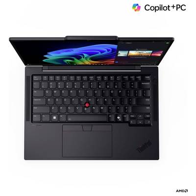Ein schwarzer Laptop mit geöffnetem Deckel, der einen bunten Bildschirm zeigt. Das Copilot+PC-Logo befindet sich oben rechts. Die Tastatur ist sichtbar.