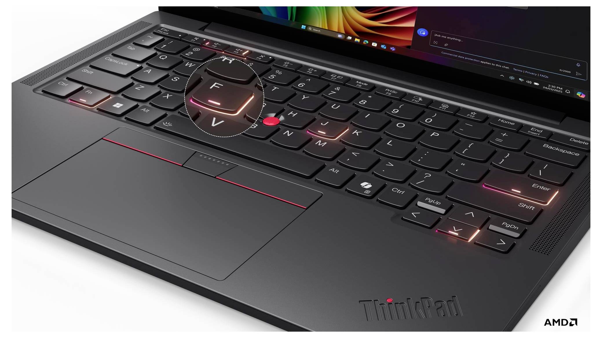 Ein schwarzer Laptop mit einer Nahaufnahme seiner Tastatur, wobei die Tasten F, V und ein roter Trackpoint hervorgehoben werden. Der Markenname erscheint in der Ecke.