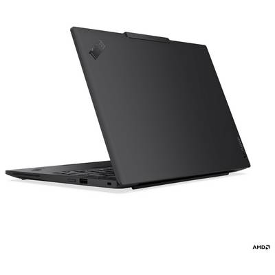 Ein schwarzer Laptop, teilweise geschlossen, von der Rückecke aus betrachtet, mit einem minimalistischen Design und einem kleinen Logo auf dem Deckel.