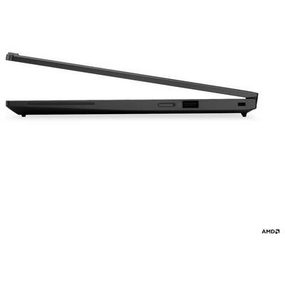 Ein schlanker Laptop, teilweise geöffnet, von der Seite betrachtet, der sein dünnes Design zur Geltung bringt. Das AMD-Logo ist in der unteren rechten Ecke sichtbar.