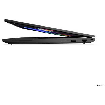 Ein teilweise geöffneter schwarzer Laptop mit einem sichtbaren bunten Bildschirm, an dem seitliche Anschlüsse zu erkennen sind, vor einem schlichten weißen Hintergrund.