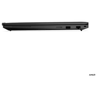 Seitenansicht eines geschlossenen schwarzen Laptops mit Anschlüssen, vor einem weißen Hintergrund. Das AMD-Logo befindet sich in der unteren rechten Ecke.