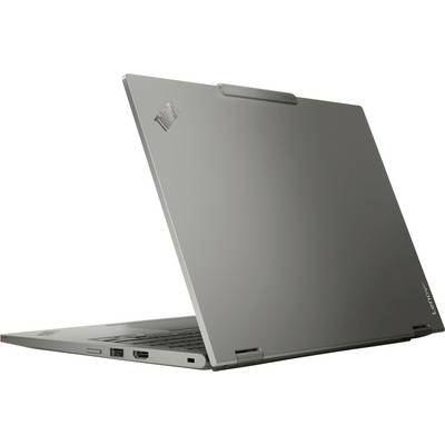 Ein schlanker grauer Laptop, halb geschlossen, wobei die Rückseite des Bildschirms mit Markensignet zu sehen ist. Er steht auf einer flachen Oberfläche.