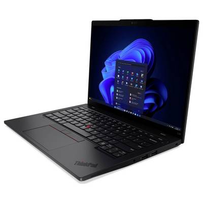 Ein Laptop mit dem Windows 11-Startmenü auf dem Bildschirm, der eine dunkle Tastatur und ein schlankes Design aufweist, leicht nach rechts geneigt.