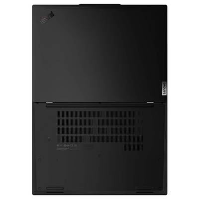 Unterseite eines Laptops mit Lüftungsgittern und Produktkennzeichnung.