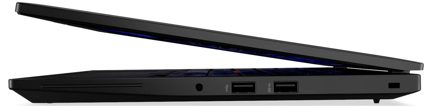 Ein teilweise geöffneter Laptop, der eine Seitenansicht mit sichtbaren Anschlüssen wie USB und Audiobuchsen vor einem schlichten weißen Hintergrund zeigt.