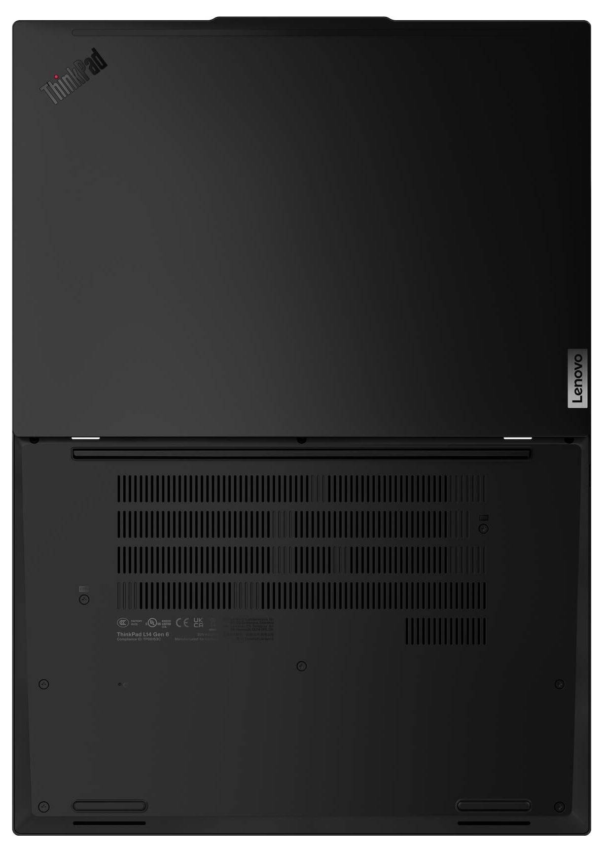 Die Unterseite eines schwarzen Lenovo-Laptops, die Lüftungsschlitze und das Lenovo-Logo auf der linken Seite zeigt.