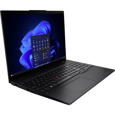 Ein schlankes schwarzes Laptop geöffnet, der Desktop-Bildschirm zeigt das Startmenü auf einem blauen abstrakten Hintergrund, in einem Winkel, der die Anschlüsse an der Seite sichtbar macht.
