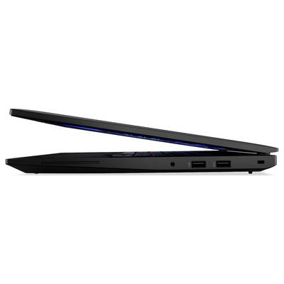 Eine Seitenansicht eines teilweise geöffneten, dünnen schwarzen Laptops, der zwei USB-Anschlüsse und Lüftungsschlitze zeigt, mit einem eleganten Designprofil.
