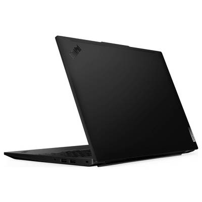 Ein schwarzer Laptop, der in Dreiviertelansicht gezeigt wird, mit teilweise geöffnetem Deckel, der ein minimalistisches Design und das Markenlogo in der oberen linken Ecke aufweist.