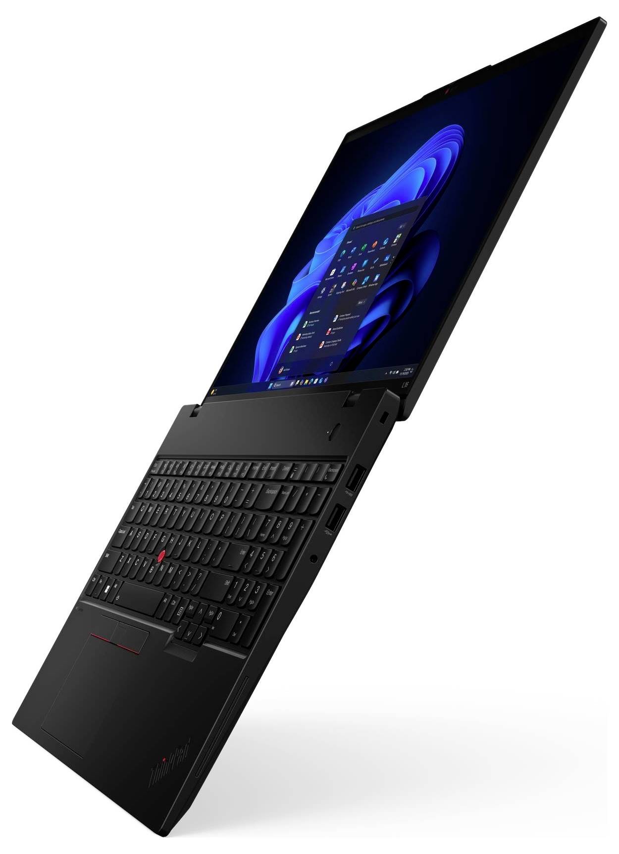 Ein schlanker schwarzer Laptop mit einem Display, auf dem der Windows-11-Desktop zu sehen ist, leicht geneigt, sodass die Tastatur und ein Teil des Bildschirms sichtbar sind.