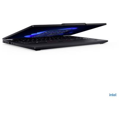 Ein halb geöffneter Laptop mit einem Windows 11-Bildschirm, von der Seite betrachtet, mit einem schwarzen, eleganten Design. Intel-Logo in der unteren rechten Ecke.