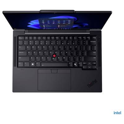 Draufsicht eines geöffneten Laptops mit schwarzer Tastatur, rotem Trackpoint und Windows-Oberfläche auf dem Bildschirm. Kleines blaues 'Intel' Logo in der Ecke.
