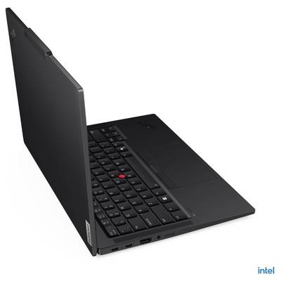 Ein schwarzer Laptop, der leicht geöffnet ist und Tastatur und Trackpad erkennen lässt, präsentiert ein schlankes, modernes Design mit einem Intel-Logo.