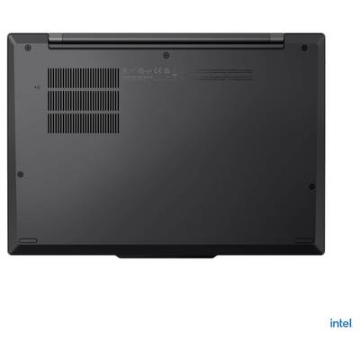 Das Bild zeigt die Unterseite eines schwarzen Laptops mit Lüftungsschlitzen und sichtbaren Schrauben, wobei das Intel-Logo in der Ecke zu sehen ist.