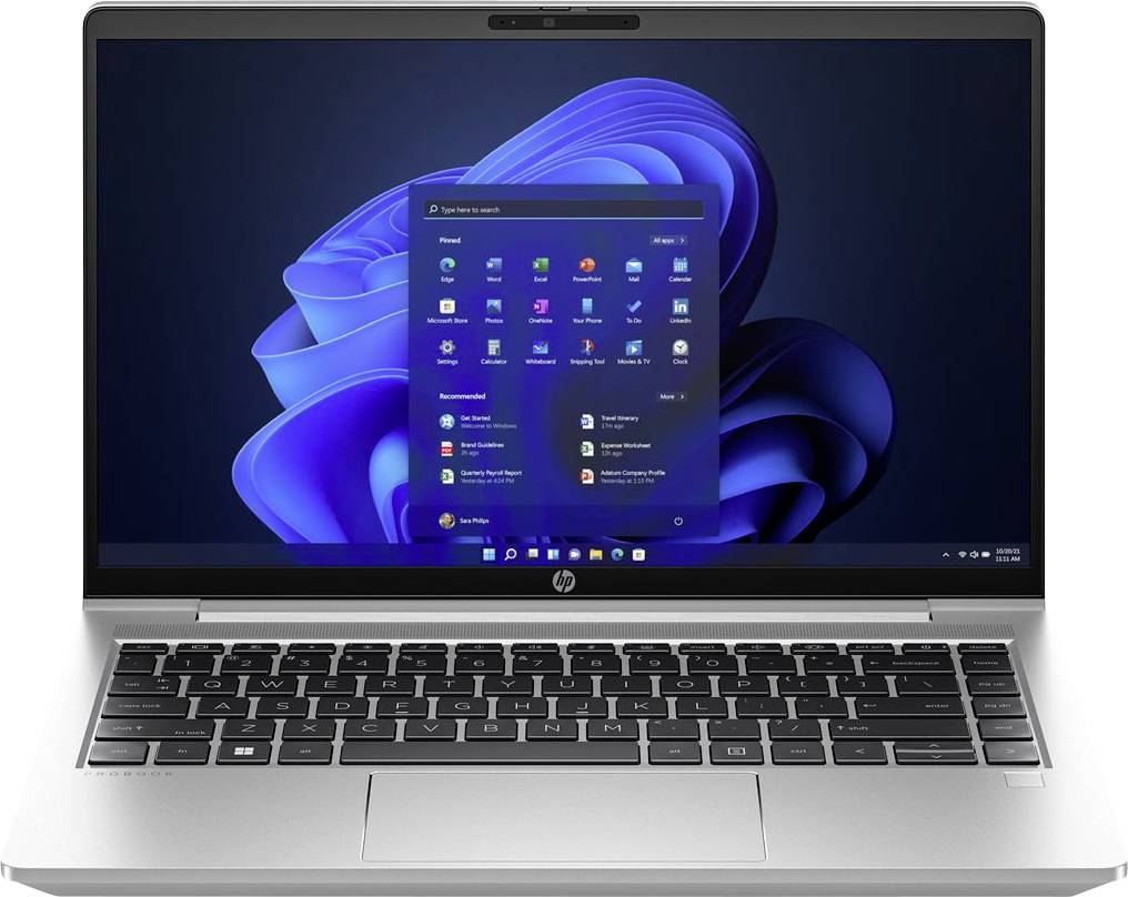 Ein Laptop, der das Windows 11 Startmenü auf seinem Bildschirm zeigt und verschiedene Anwendungssymbole vor einem dunklen, abstrakten blauen Hintergrund präsentiert.
