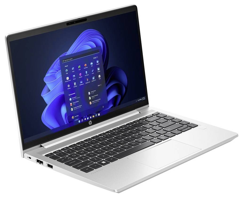 Ein Laptop mit silbernem Gehäuse zeigt den Windows 11 Startbildschirm und präsentiert das Startmenü mit Symbolen für verschiedene Anwendungen.