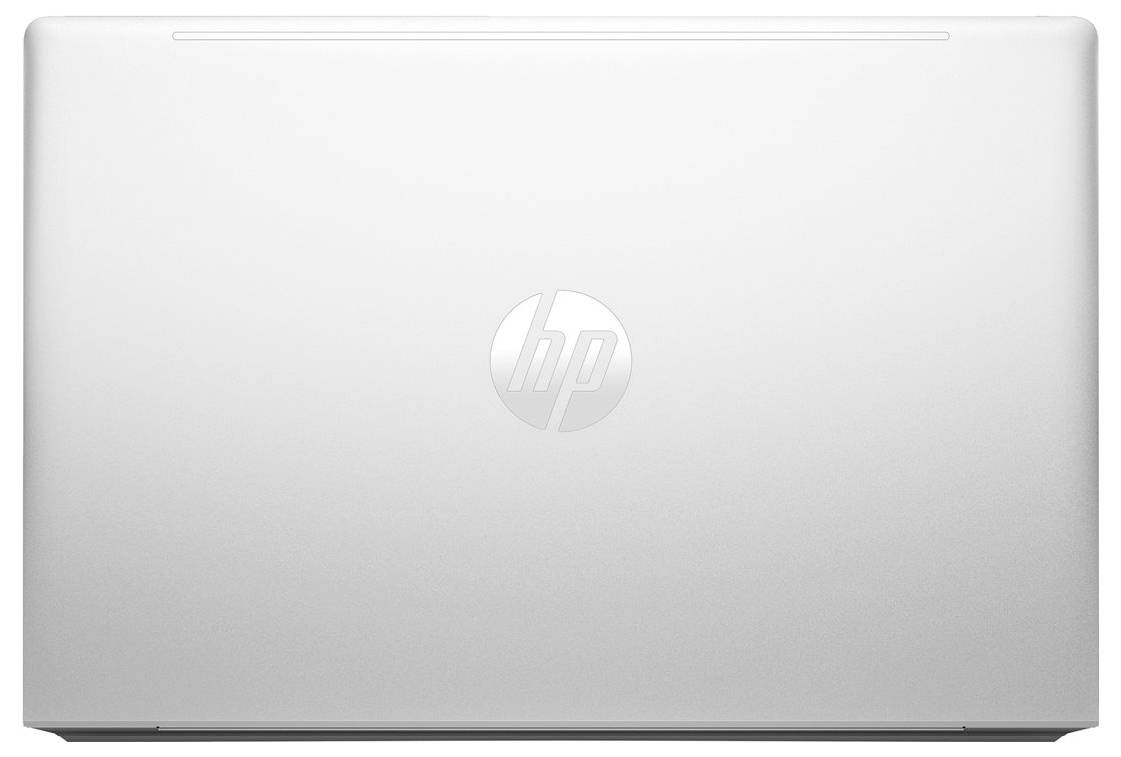 Geschlossener silberner Laptop mit dem "HP"-Logo in der Mitte des Deckels.