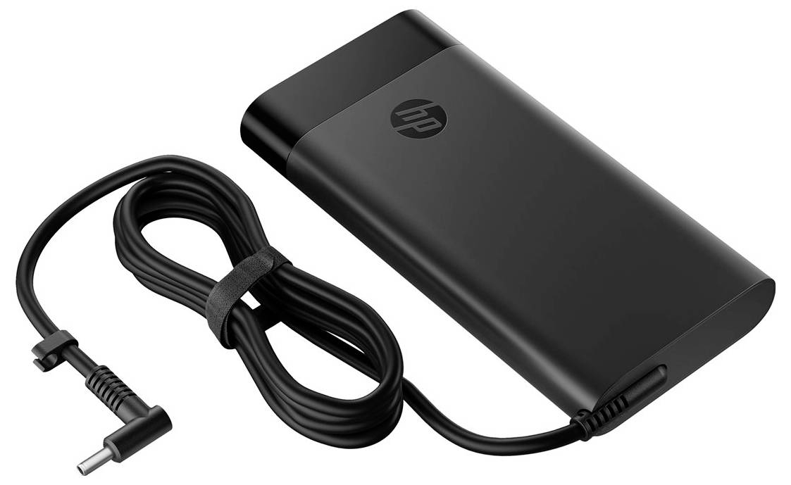 Eine schlanke, schwarze tragbare Powerbank mit einem aufgewickelten Kabel und einem Stecker, entwickelt zum Aufladen elektronischer Geräte unterwegs.