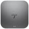Ein quadratisches, metallisch graues Gerät mit abgerundeten Kanten, das das HP-Logo in der Mitte und einen Knopf am unteren Rand trägt.