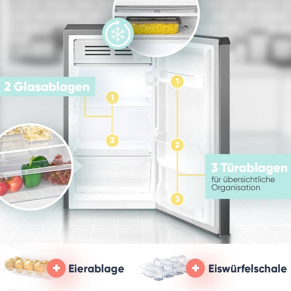 Ein offener Kühlschrank mit zwei Glasablagen und drei Türfächern. Zu den Organisationsmerkmalen gehören eine Eierablage und eine Eiswürfelschale.