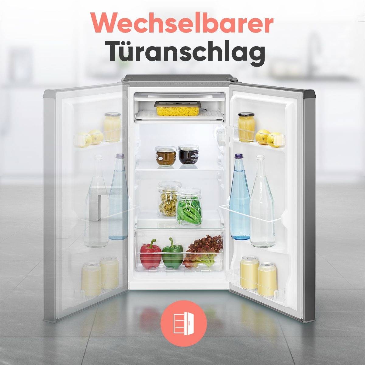Ein offener Kühlschrank mit verschiedenen Gegenständen wie Getränken und Gemüse im Inneren. Deutscher Text 'Wechselbarer Türanschlag' oben, was bedeutet 'Reversible door hinge'.