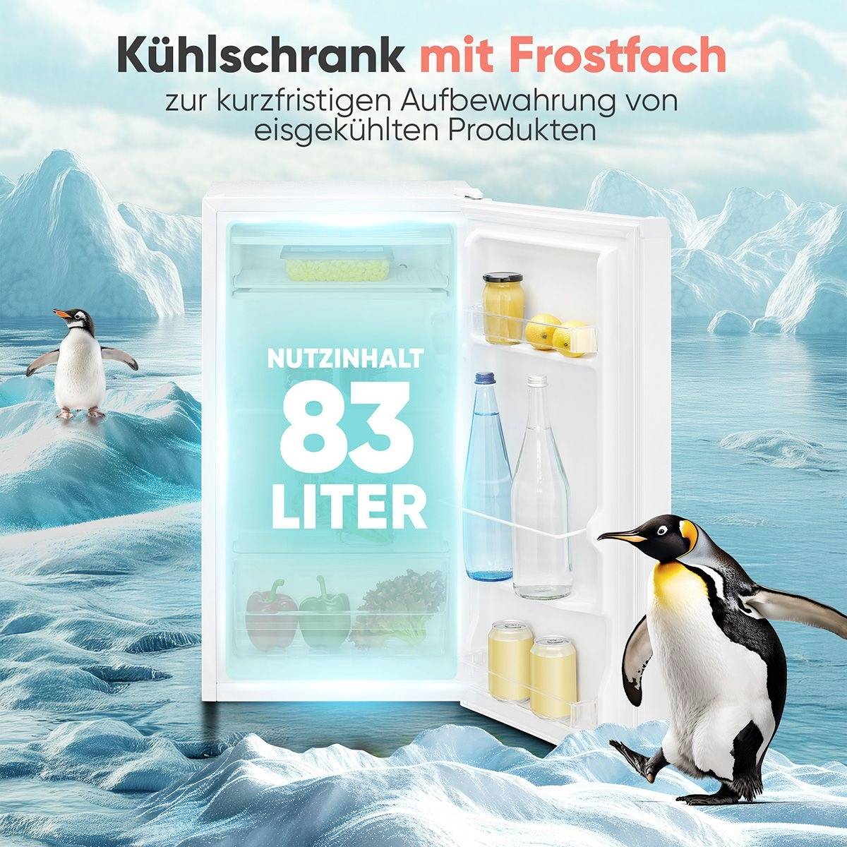 Ein kleiner Kühlschrank in eisiger Landschaft; Tür geöffnet, enthüllt Flaschen, Dosen und Kartons. Text hebt die 83-Liter-Kapazität zum Kühlen hervor.