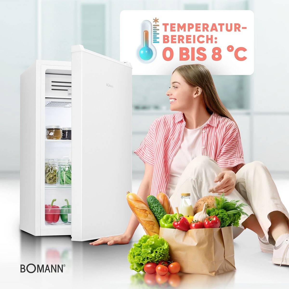 Eine Frau sitzt mit Lebensmitteln vor einem offenen Kühlschrank, in dem Getränke und Gläser zu sehen sind. Ein Thermometericon zeigt '0 bis 8 °C.'