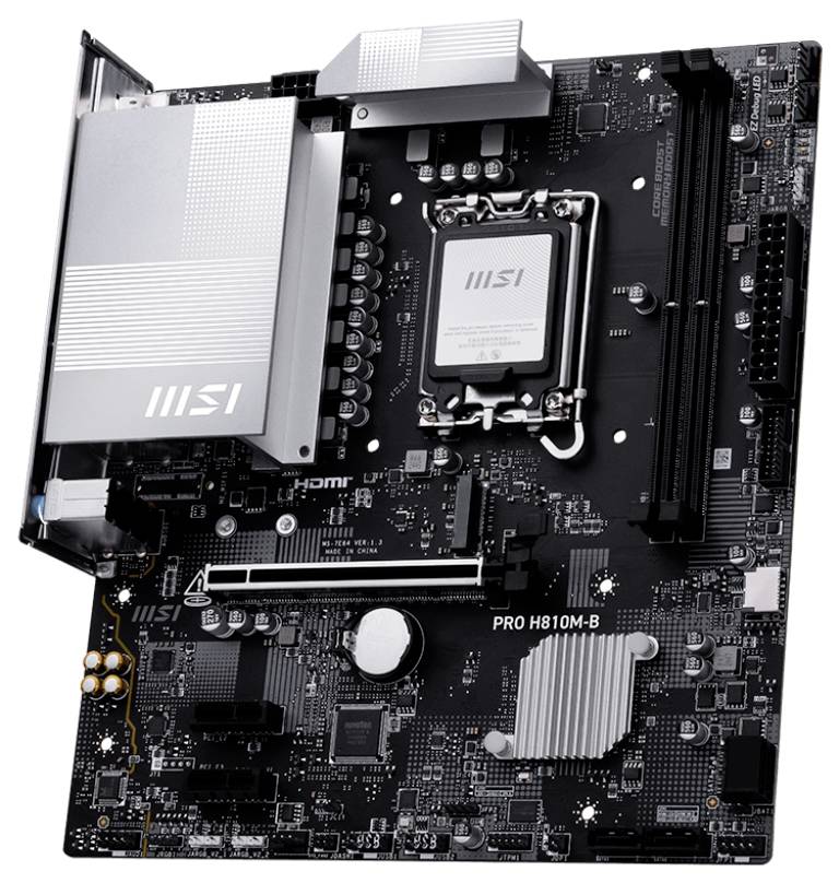 Eine schwarze MSI PRO H810M-B Motherboard mit CPU-Sockel, RAM-Steckplätzen, Kühlkörpern und verschiedenen Anschlüssen, von einer Winkelansicht gezeigt.