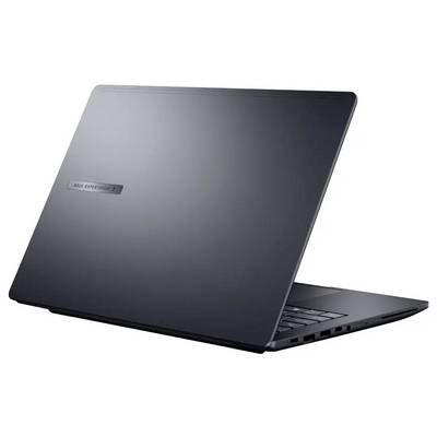 Geschlossener schwarzer Laptop aus einem Heckwinkel, mit Etikett und seitlichen Anschlüssen, vor einem einfarbigen Hintergrund.
