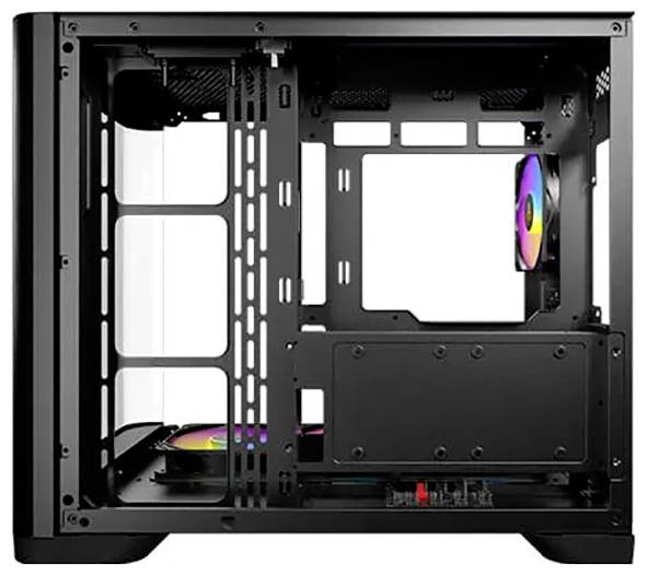 Ein schwarzes, offenes Computergehäuse, von der Seite betrachtet, mit sichtbarem Innenraum für Komponenten und einem Lüfter im Hintergrund, der Regenbogen-LED-Beleuchtung aufweist.