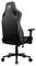 Ein schwarzer ergonomischer Gaming-Stuhl mit verstellbaren Armlehnen, hoher Rückenlehne und einem Rollen-Untergestell, mit einem Logo an der Oberseite.