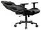 Ein schwarzer ergonomischer Bürostuhl mit verstellbaren Armlehnen, gepolstertem Sitz und einer geneigten Rückenlehne, mit gelben Ziernähten.