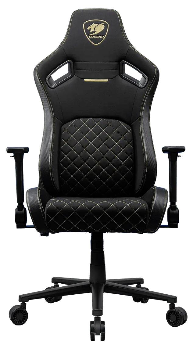 Ein schwarzer Gaming-Stuhl mit Armlehnen, diamantgemusterter Polsterung und einer hohen Rückenlehne mit einem Logo oben drauf.