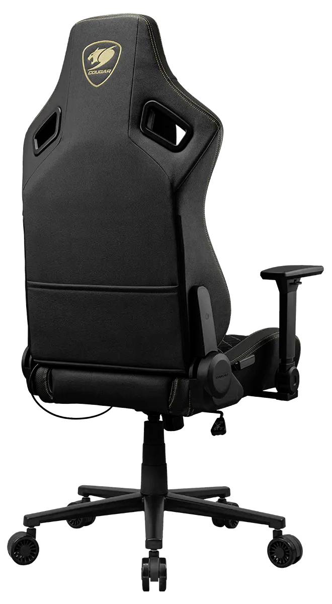 Ein schwarzer Gaming-Stuhl mit verstellbaren Armlehnen und hoher Rückenlehne, mit elegantem, ergonomischem Design, auf einem Fünfstern-Fahrgestell.