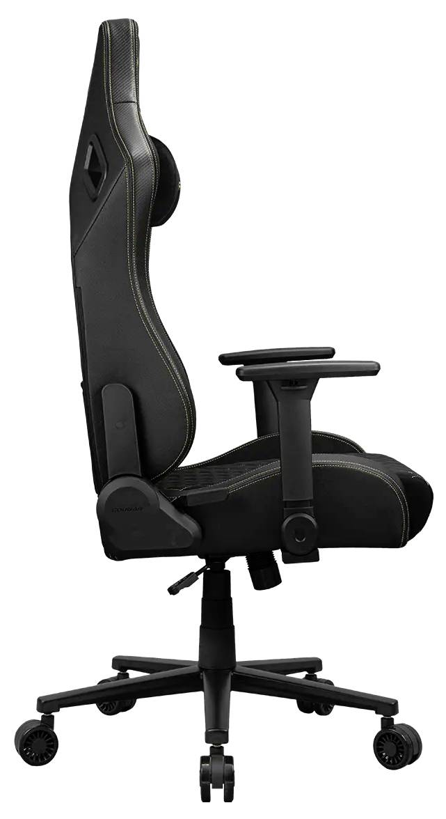 Ein schwarzer ergonomischer Bürostuhl mit verstellbaren Armlehnen, hoher Rückenlehne und einer Fünfsternfuß-Basis, von der Seite betrachtet.