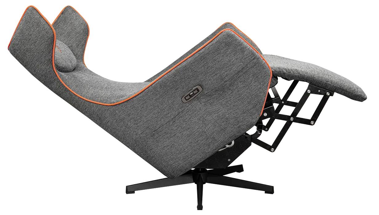 Ein moderner Relaxsessel mit grauem Stoffbezug, orangefarbener Einfassung und einer Metallbasis, der ein seitliches Bedienfeld für Einstellungen präsentiert.