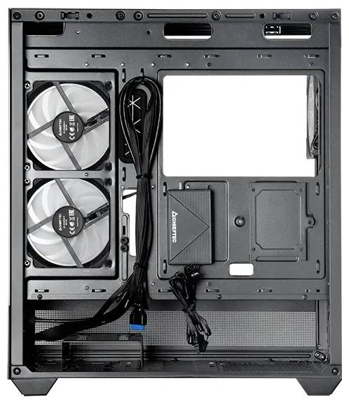 Das Innere eines Computergehäuses mit zwei Kühlventilatoren, Kabelverwaltungsoptionen und einem Laufwerksschacht, konzipiert für den Zusammenbau eines individuellen PCs.