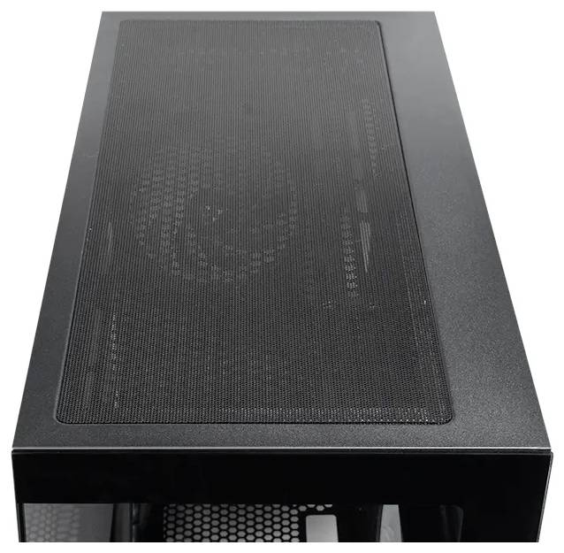 Das Bild zeigt die Draufsicht eines schwarzen Computergehäuses mit einem Meshpanel, das die internen Lüfterkomponenten zur Belüftung offenlegt.