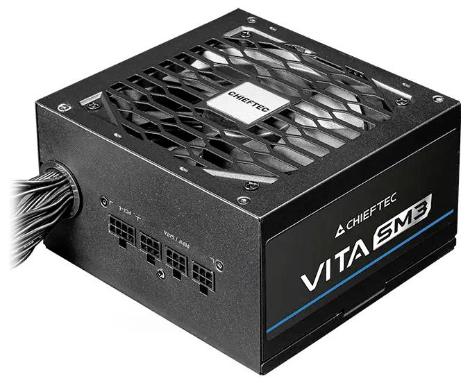 Eine schwarze Computer-Netzteileinheit mit der Bezeichnung "CHIEFTEC VITA SM3" mit belüfteter Konstruktion und mehreren Kabelanschlüssen an einer Seite.