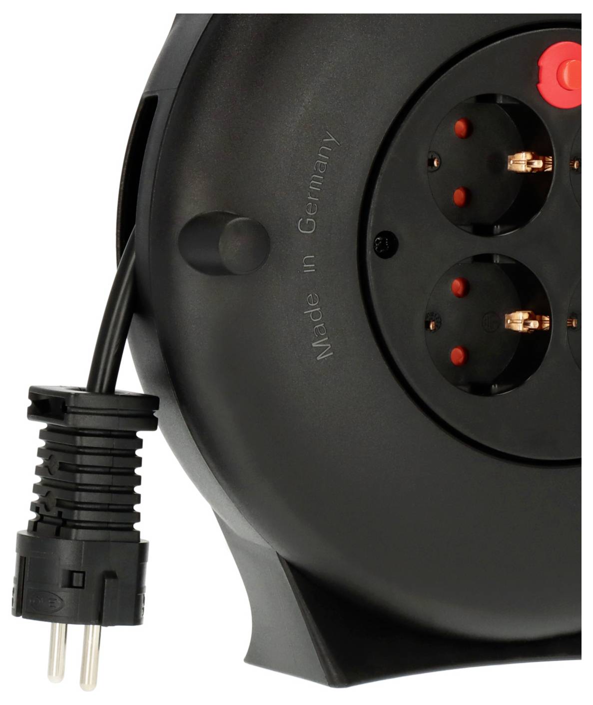 Nahaufnahme einer schwarzen Kabelrolle mit Verlängerungskabel mit zwei europäischen Steckdosen, einem roten Schalter und einem daneben hängenden Stecker.