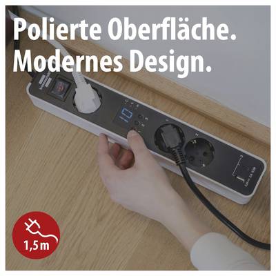 Steckdosenleiste mit glatter Oberfläche auf Holztisch; Hand steckt ein Kabel ein. Text: 'Polierte Oberfläche. Modernes Design.' und Symbol '1,5 m'.