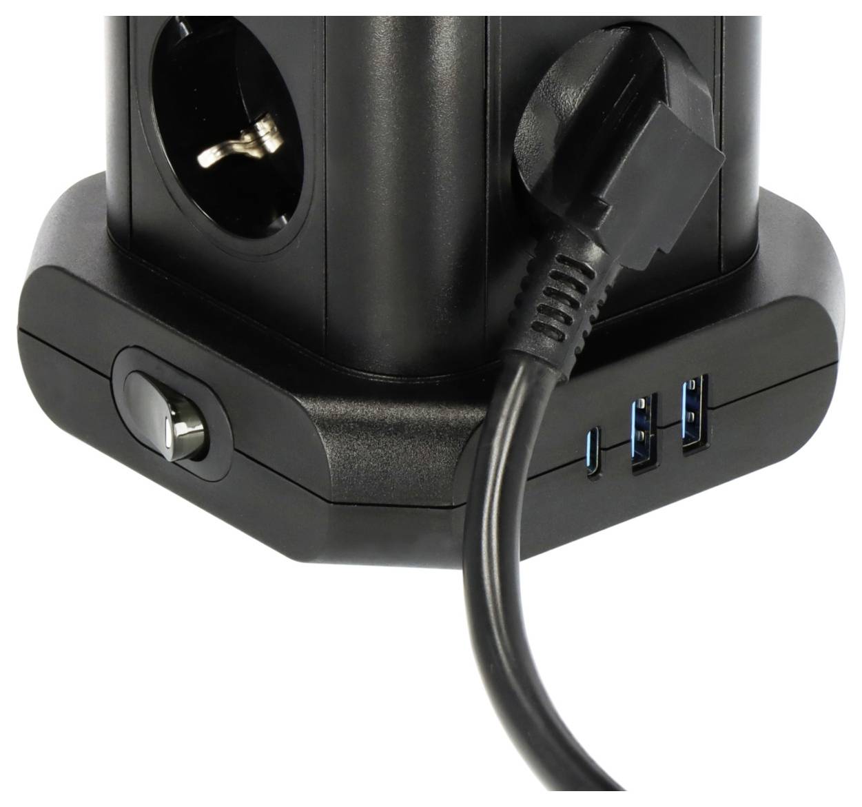 Nahaufnahme eines schwarzen Steckdosenturms mit mehreren Steckdosen, einem eingesteckten Stromkabel und USB-Ladeanschlüssen an der Basis.