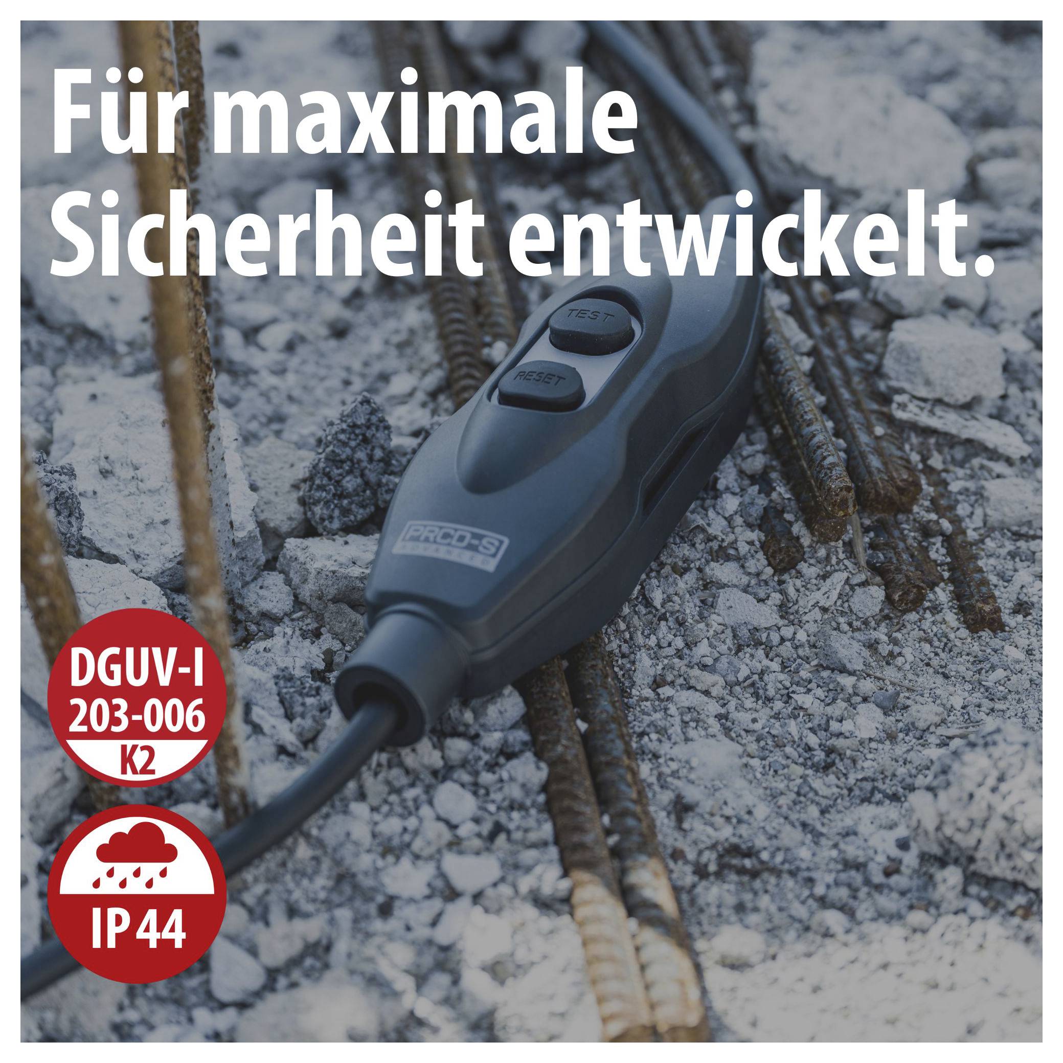 Handbediengerät mit Kabel auf Baustellenboden; Text: 'Für maximale Sicherheit entwickelt.' sowie Kennzeichnungen DGUV-I 203-006 K2 und IP44.<br>