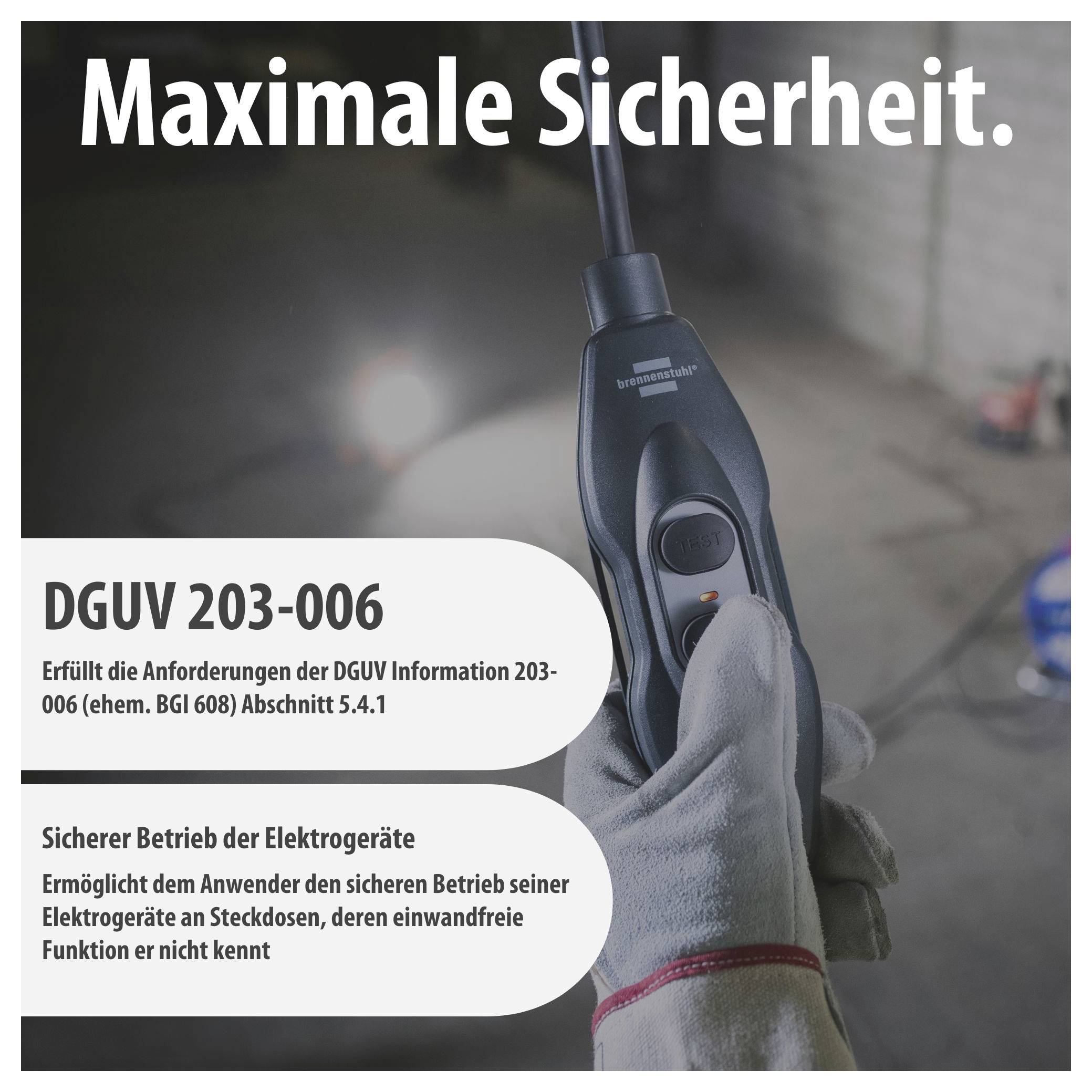 Werbeplakat mit Handschuh an Elektrogerätstecker: 'Maximale Sicherheit', DGUV 203-006, sicherer Betrieb von Elektrogeräten an Steckdosen.