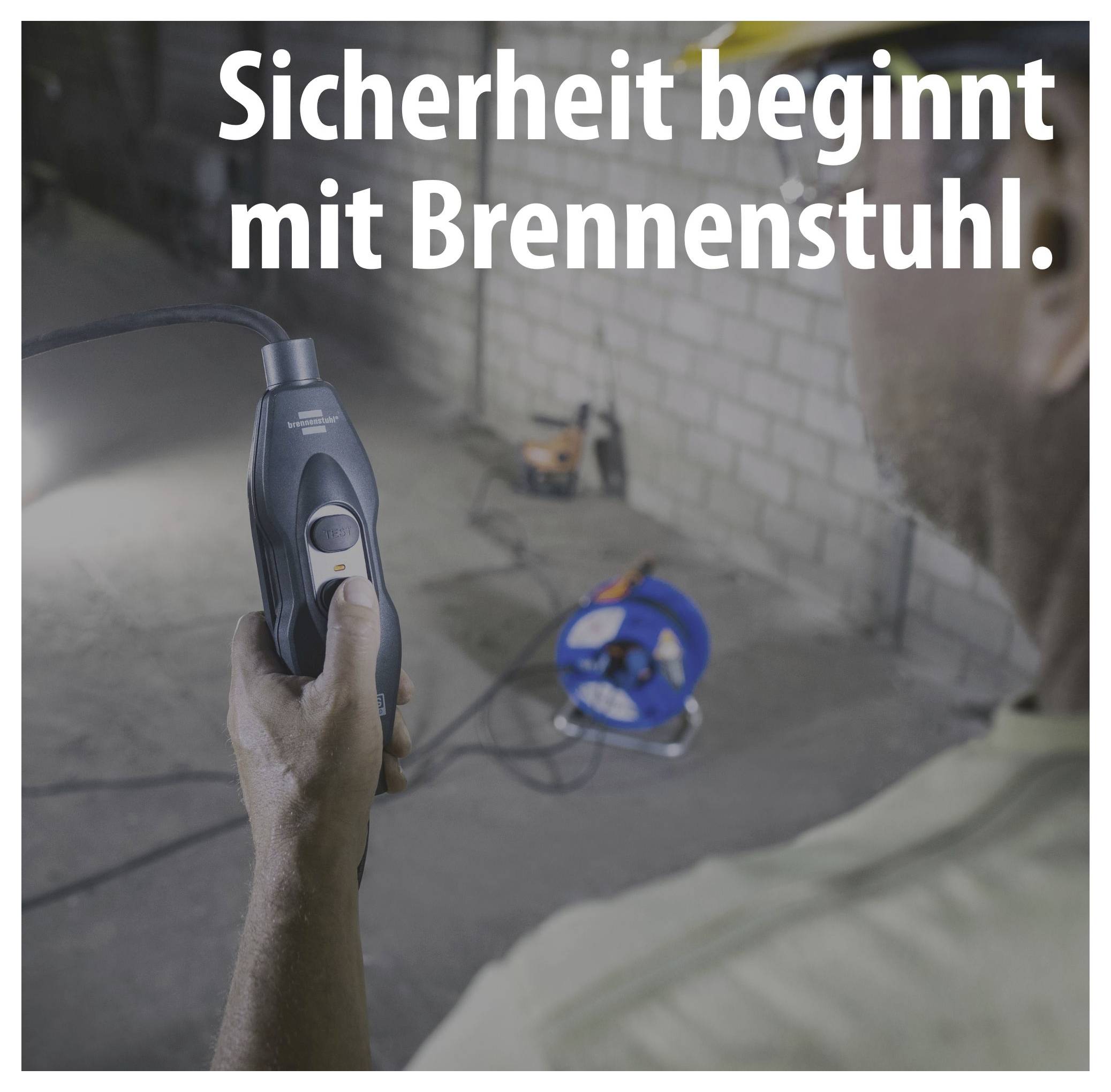 Person prüft einen aufgerollten Kabeltrommelanschluss mit einem Prüfgerät; darüber steht 'Sicherheit beginnt mit Brennstuhl.'