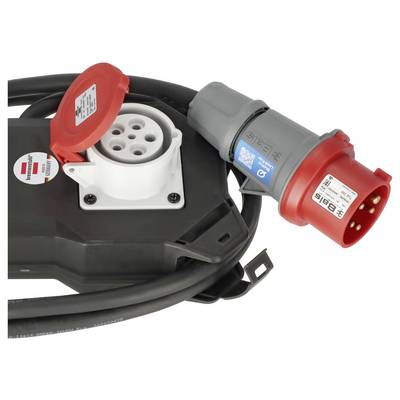 Tragbarer elektrischer Stromverteilungskasten mit angeschlossenen robusten Kabeln und roten Industriesteckern auf weißem Hintergrund.