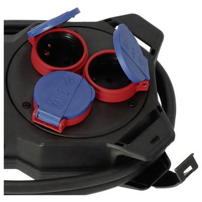 Schwarze Stromkabelrolle mit drei blau und rot isolierten Steckdosen auf weißem Hintergrund.